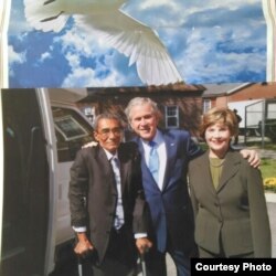 El exprisionero político Omar Pernet junto al expresidente George Bush y la esposa de éste, Bárbara.