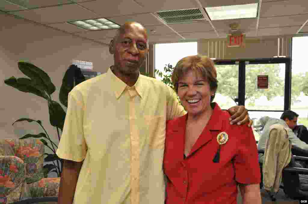 Guillermo Fariñas junto a la productora Tatiana Riquelme de TV Martí