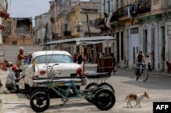 Ante el estancamiento, cubanos piden más apertura económica, mejoras en los servicios sociales y libertades políticas.