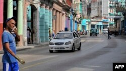 Un auto de policía patrulla las calles de La Habana. (Yamil Lage/AFP/Archivo)