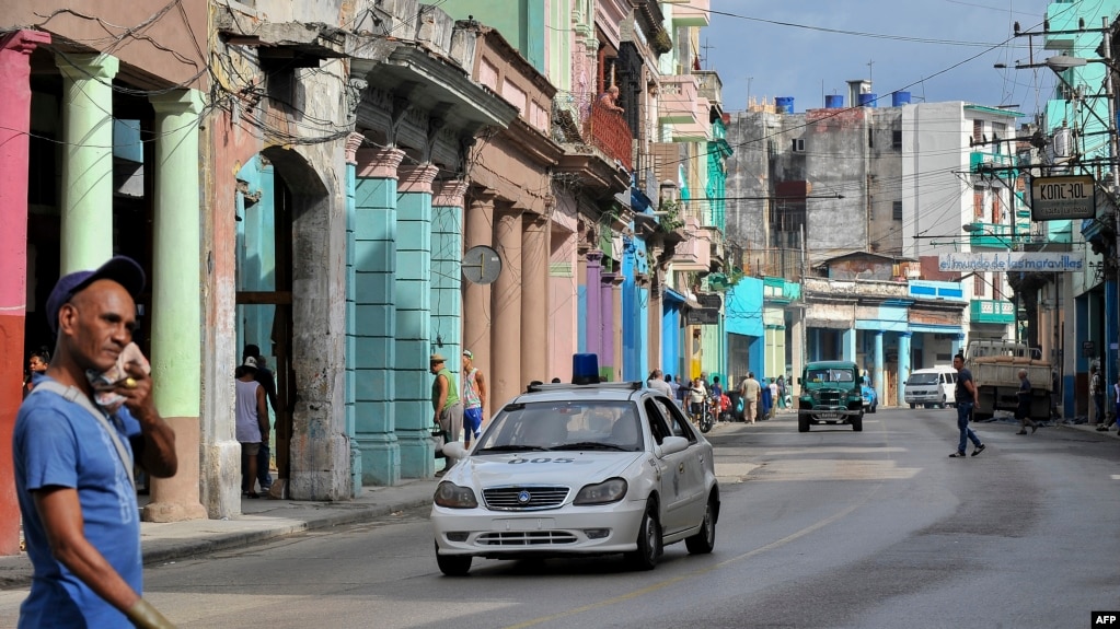 Un auto de policía patrulla las calles de La Habana. 