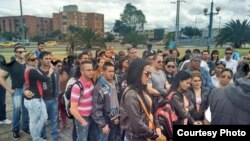 Los médicos cubanos que escapan de Venezuela solicitan las visas en la embajada de EEUU en Bogotá.