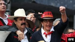 Archivo. El expresidente de Honduras, Manuel Zelaya (i), y su esposa, Xiomara Castro de Zelaya (d) en Tegucigalpa.