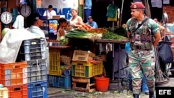 Guardia nacional venezolano patrulla en Caracas. Archivo.