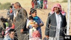 Refugiados sirios esperan en la frontera con Turquía tras dejar sus hogares.