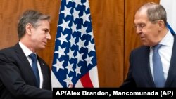 El secretario de Estado de EEUU Antony Blinken (i) con el canciller ruso Serguei Lavrov en Ginebra el 21 de enero de 2022. Foto: AP/Alex Brandon