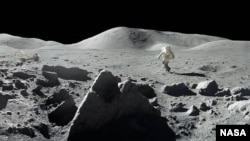 Vista panorámica de la superficie lunar.