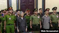 el activista Luu Van Vinh (izq.) y otros acusados comparecen ante el tribunal en la ciudad de Ho Chi Minh, el 5 de octubre de 2018.