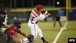 El puertorriqueño Carlos Beltrán (c) batea contra República Dominicana en el marco del Clásico Mundial de Béisbol en San Juan (Puerto Rico).