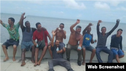 Grupo de migrantes cubanos que llegaron el miércoles a Cayo Hueso.