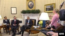 El presidente estadounidense, Barack Obama (c-d). habla con su contraparte de Birmania, Thein Sein (c-i) hoy, lunes 20 de mayo de 2013, en el salón Oval de la Casa Blanca en Washington (EE.UU.).
