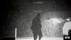 Un peatón camina el miércoles 7 de noviembre de 2012, por el distrito financiero de Manhattan, en Nueva York (EEUU), durante una tormenta de nieve.