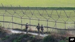 Soldados surcoreanos patrullan un perímetro cercado en Paju, Corea del Sur, cerca de la frontera con Corea del Norte, el lunes 15 de junio de 2020. (AP/Ahn Young-joon)
