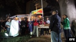 Fotografía cedida hoy, viernes 1 de marzo de 2013, por el Palacio de Miraflores en la que se observa al vicepresidente Nicolás Maduro (c) y a una de las hijas del presidente venezolano, Hugo Chávez, María Gabriela (d), durante una misa por la salud del mandatario.