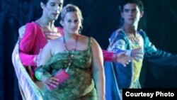 El príncipe Sigfrido y su amigo Benno contemplan atónitos la entrada en escena de esta inesperada Odette.
