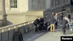 Peatones derribaron al atacante que había acuchillado a varias personas en el Puente de Londres.