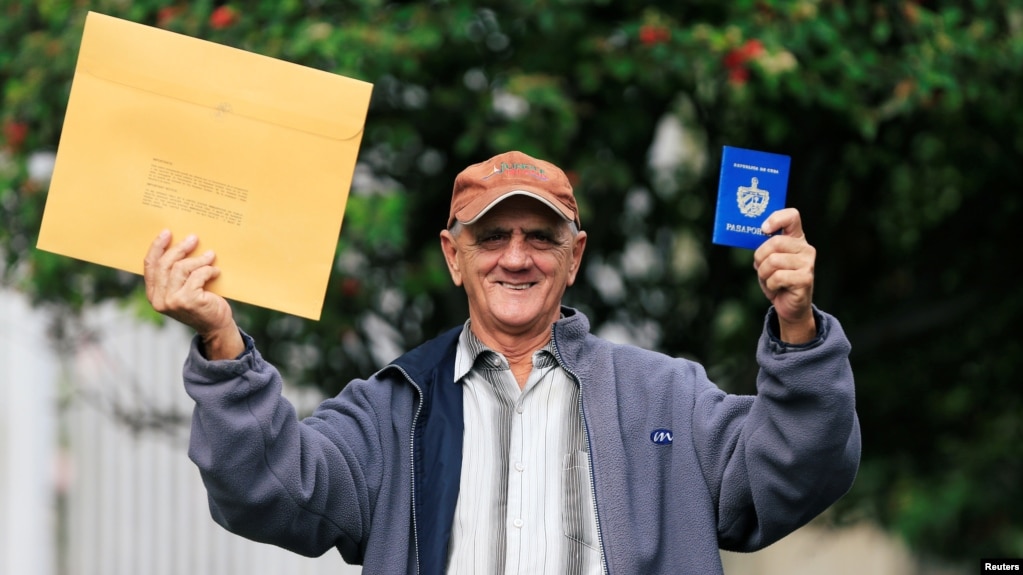El cubano Pedro Ravelo muestra su pasaporte luego de recibir la visa de EEUU en la Embajada de EEUU en Bogotá el 22 de febrero de 2018. REUTERS/Jaime Saldarriaga
