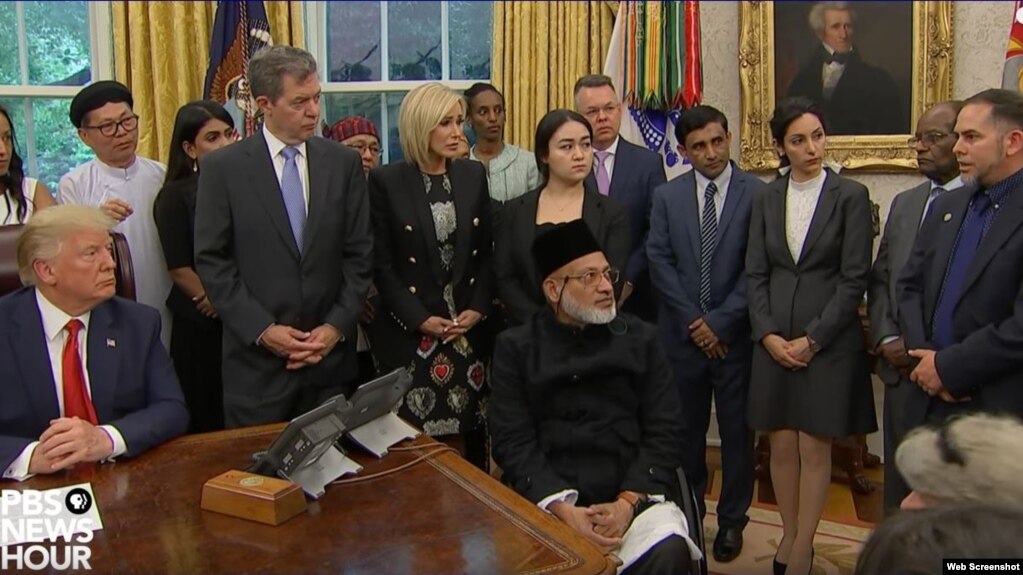 El pastor bautista Mario F. Lleonar (primero de pie a la derecha) en el encuentro con el presidente Donald Trump. (Captura de video/PBS News)