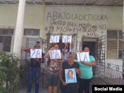 Miembros de la Academia Julio Machado, en Placetas, posaron con carteles de "Zapata Vive".