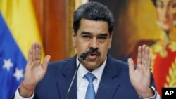 El gobernante venezolano Nicolás Maduro habla en el Palacio de Miraflores, en Caracas, el viernes 13 de marzo del 2020.