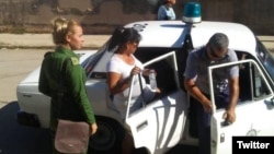La policía política detiene a la Dama de Blanco Tania Echevarría, el pasado 15 de octubre, en Matanzas.