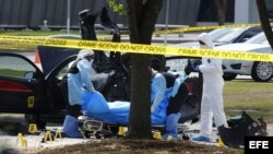 Trabajadores trasladan los cuerpos de los dos individuos que perpetraron un ataque ayer en Garland (Texas) contra una exposición de caricaturas de Mahoma, en Phoenix, Arizona (Estados Unidos), hoy, lunes 4 de mayo de 2015.