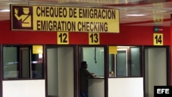 La reciente eliminación de la tarjeta blanca será uno de los temas del encuentro. En la foto un hombre chequea sus documentos antes de viajar, en el aeropuerto José Martí de La Habana (Cuba).