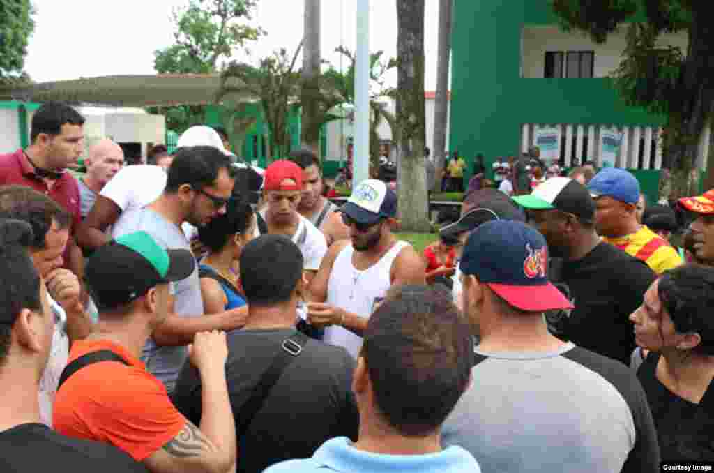 Cubanos en Tapachula. (Cortesía Agencia Quadratín)
