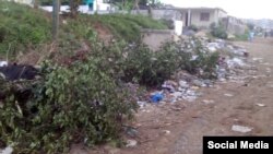 La basura se acumula en las cercanías de la escuela primaria Antonio Guiteras Holmes (San Juan y Martínez). Foto Serafín Moran