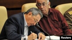 Raúl Castro junto al vicepresidente Jose Ramón Machado Ventura.
