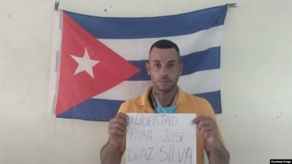 Foto de uno de los participantes en las demostraciones cívicas por el 20 de Mayo en Cuba. (Foto tomada del canal de Youtube de Radio República)