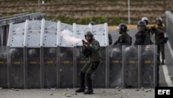 Miembros de la Guardia Nacional Bolivariana (GNB) durante enfrentamientos con manifestantes opositores .