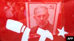La imagen de Fidel Castro entre banderas y símbolos del comunismo.