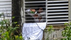 Yunior asomado a su ventana el 14 de noviembre, antes de que la Seguridad del Estado bloqueara todas las vistas de su apartamento en La Coronela. AP Photo/Ramon Epinosa
