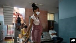 Una embarazada espera a ser vacunada con Abdala en una clínica de La Habana. (AP/Ramón Espinosa)