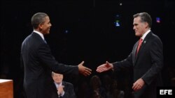 Barack Obama (i), y Mitt Romney en el debate presidencial del 3 de octubre de 2012, en la Universidad de Denver.