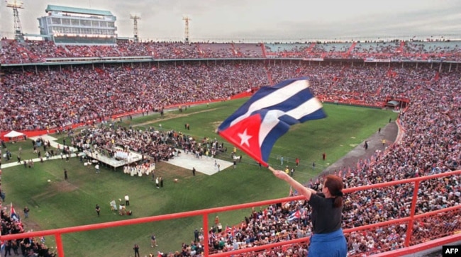 Miles de exiliados cubanos recordaron a las víctimas del Derribo de las Avionetas en el estadio Orange Bowl en Miami el 2 de marzo de 1996.