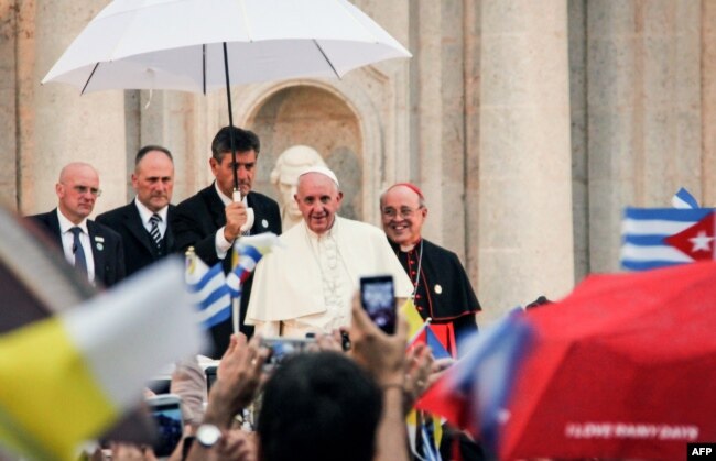 El Papa Francisco y el Cardenal Jaime Ortega en el Centro Félix Varela en La Habana, el 20 de septiembre de 2015. AFP PHOTO/JORGE BELTRAN