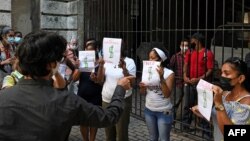 El dramaturgo cubano Yunior García Aguilera es confrontado por seguidores del régimen frente a la sede de la Asamblea Municipal en la Habana Vieja. (YAMIL LAGE / AFP) 