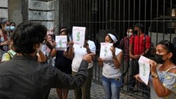 El dramaturgo cubano Yunior García Aguilera es confrontado por seguidores del régimen frente a la sede de la Asamblea Municipal en la Habana Vieja. (YAMIL LAGE / AFP) 