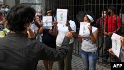 El dramaturgo cubano Yunior García Aguilera es confrontado por seguidores del régimen frente a la sede de la Asamblea Municipal en la Habana Vieja. (YAMIL LAGE / AFP)