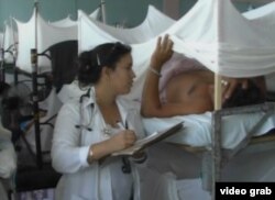 Una doctora pasa revista a pacientes de dengue y zika en en Holguín. (Archivo/F.Donate)