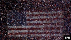Tiras de confeti cubren el escenario donde el presidente Obama celebra con sus seguidores su reelección.