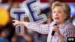 Hillary Clinton hace campaña en Coral Springs, Florida.