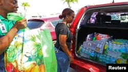 Residentes de Bridgetown, en Barbados, se preparan para la llegada de la tormenta Dorian. 