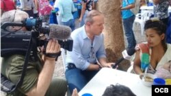 En la imagen el periodista Tomás Regalado Jr. (al centro) junto al camarógrafo Ruddy Hernández, entrevistan a venezolanos en Cúcuta, Colombia.