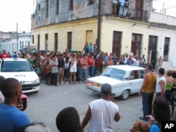 El aparatoso arresto del periodista y escritor Raúl Rivero el 20 de marzo de 2003 en su vecindario en Centro Habana.