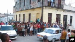 El aparatoso arresto del periodista y escritor Raúl Rivero el 20 de marzo de 2003 en su vecindario en Centro Habana.
