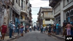 Una cola frente a una tienda en La Habana, en medio de las medidas de control para frenar la propagación del COVID-19. (Yamil LAGE / AFP)