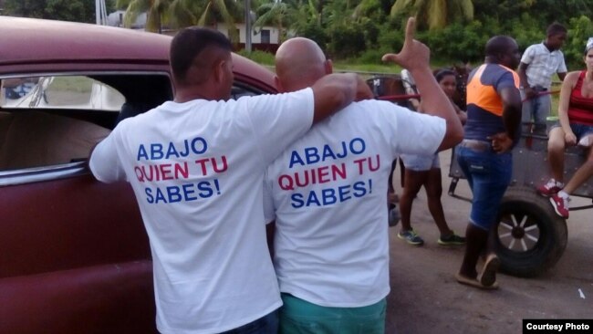 Las camisetas que Iván Amaro y Abel Bello vistieron en el cumpleaños 90 de Fidel Castro. Foto Cortesía Disneidis Ortiz.